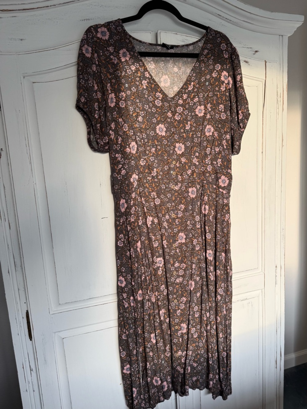 Retro style Floral V-Neck Midi Dress with Pink Accents and buttons